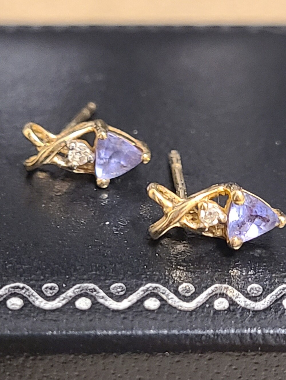 Diamonds International stud earrings 14k gold